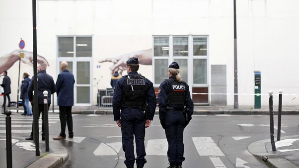 Oficiales de policía durante la ceremonia de conmemoración del quinto aniversario del ataque, frente a la antigua oficina del periódico satírico Charlie Hebdo. Oficiales de policía durante la ceremonia de conmemoración del quinto aniversario del ataque, frente a la antigua oficina del periódico satírico Charlie Hebdo.
