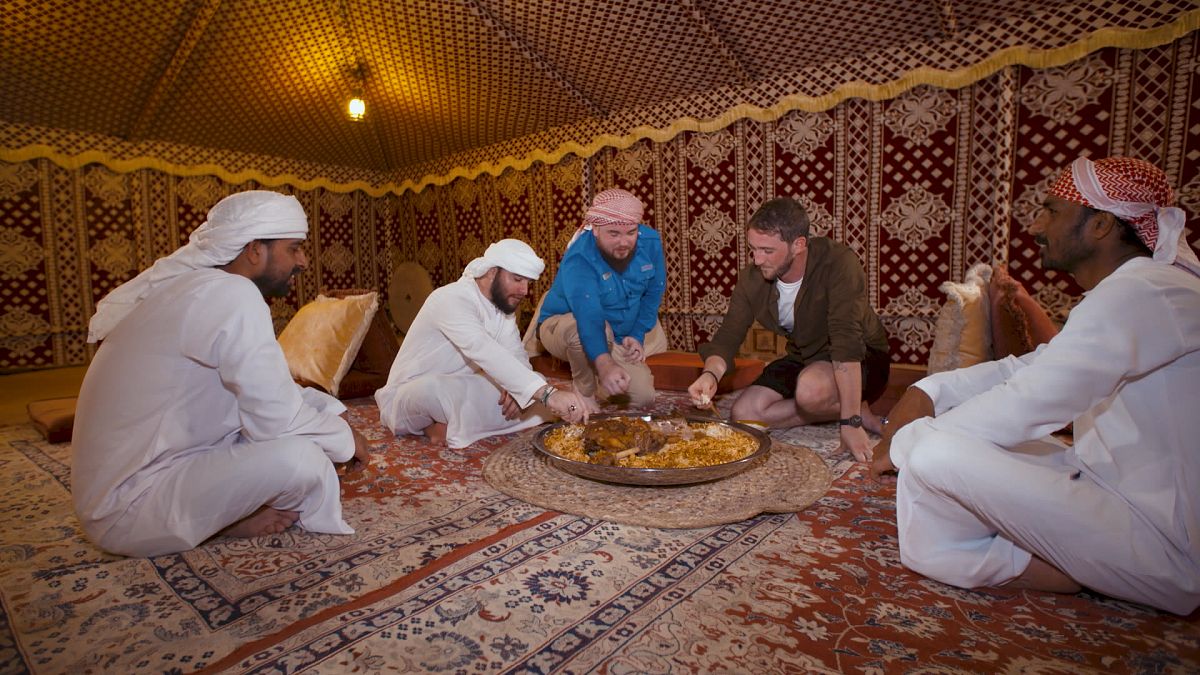  مزه‌ای از دبی؛ پخت غذای سنتی «اوزی» در تنور صحرایی