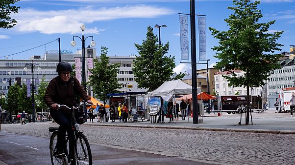 Un ciclista a Lahti, Finlandia Un ciclista a Lahti, Finlandia