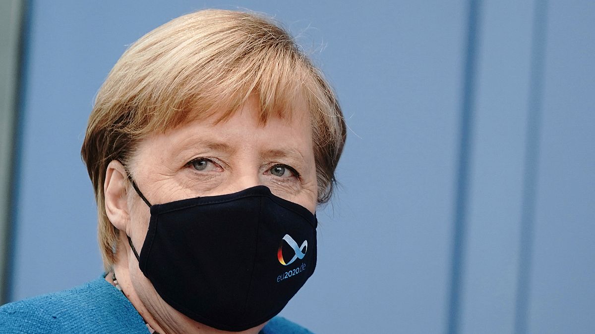 Maszkban érkezett Angela Merkel német kancellár nyári sajtóértekezletére