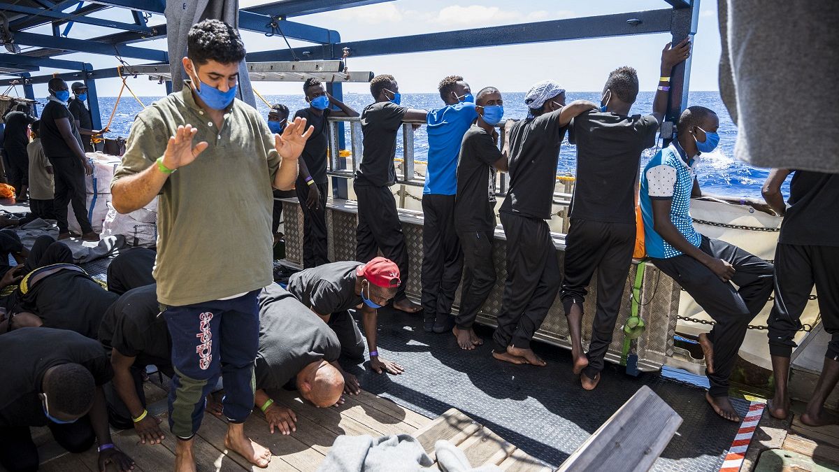 Akdeniz'de 200 göçmeni taşıyan Sea Watch 4 gemisi günlerdir güvenli bir liman arıyor