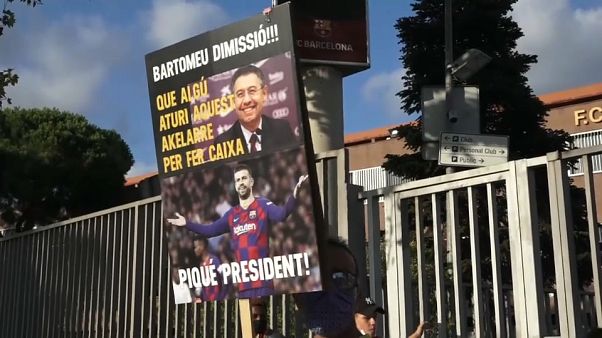 Un aficionado esxige la dimisión del presidente Bartomeu. Un aficionado esxige la dimisión del presidente Bartomeu.