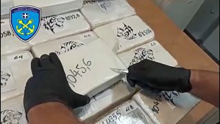Zsugorfóliázott kokaincsomagot bont fel a görög parti őrség egy tagja