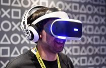 Un uomo prova la realtà virtuale al Gamescom 2019