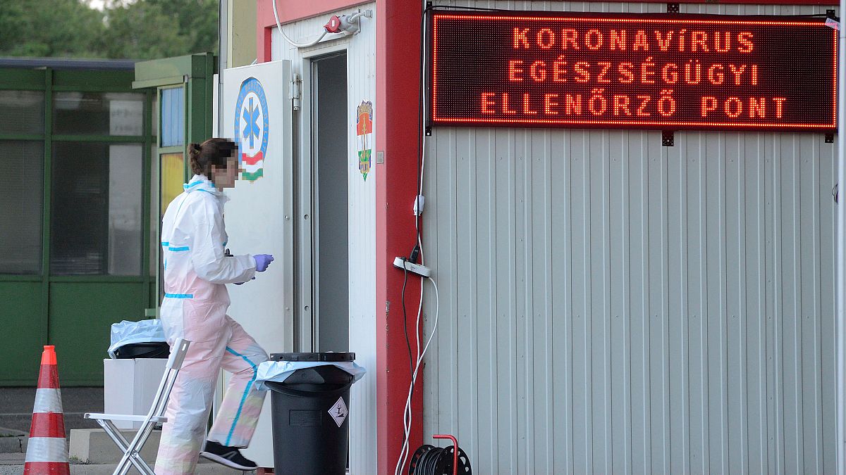 A koronavírus-járvány miatt felállított egészségügyi ellenőrzőpont a magyar-osztrák határon, a hegyeshalmi átkelőn 2020. március 21-én. 