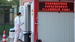 A koronavírus-járvány miatt felállított egészségügyi ellenőrzőpont a magyar-osztrák határon, a hegyeshalmi átkelőn 2020. március 21-én.