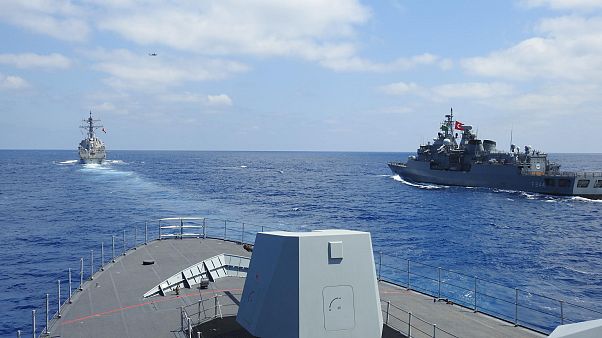 المدمرة الأمريكية يو إس إس ونستون إس. تشرشل والفرقاطة التركية TCG Barbaros وTCG Burgazada corvette خلال تدريبات شرق المتوسط، 26 أغسطس 2020 المدمرة الأمريكية يو إس إس ونستون إس. تشرشل والفرقاطة التركية TCG Barbaros وTCG Burgazada corvette خلال تدريبات شرق المتوسط، 26 أغسطس 2020