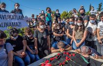 Des proches et des amis pleurent lors des funérailles de l'avocate turque Ebru Timtik dans le district de Gazi à Istanbul le 28 août 2020