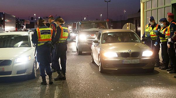کنترل خودروها توسط پلیس در مرز مجارستان کنترل خودروها توسط پلیس در مرز مجارستان