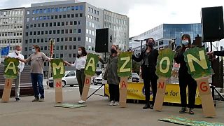 شاهد: متظاهرون أمام مقر الاتحاد الأوروبي يطالبون بحماية غابات الأمازون