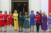 Polonia, agosto 2020: esponenti dell'opposizione indossano i colori arcobaleno durante il giuramento del Presidente Duda