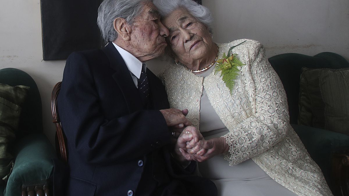 Her ikisi de emekli öğretmen olan evli çift. Julio Mora Tapia 110 yaşında (sağda) ve 104 yaşındaki kocası Waldramina Quinteros, Ekvador'daki evlerinde otururken