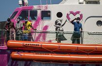SOS από πλοίο του Banksy
