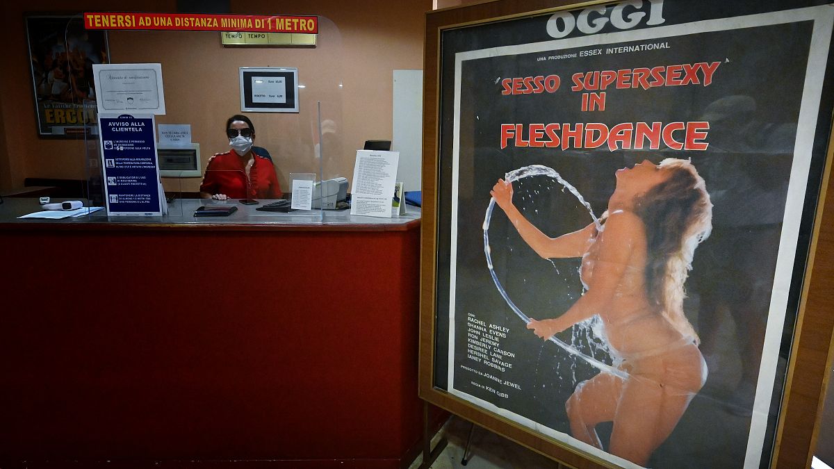 Ambasciatori, l'ultima cinema a luci rosse di Roma lotta per la sopravvivenza