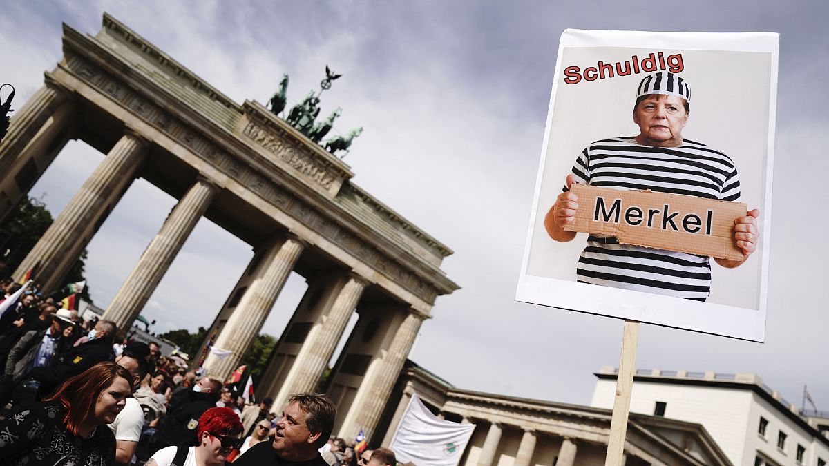 Almanya'nın başkenti Berlin'de binlerce insan koronavirüs kısıtlamalarını protesto etmek için yürüdü.