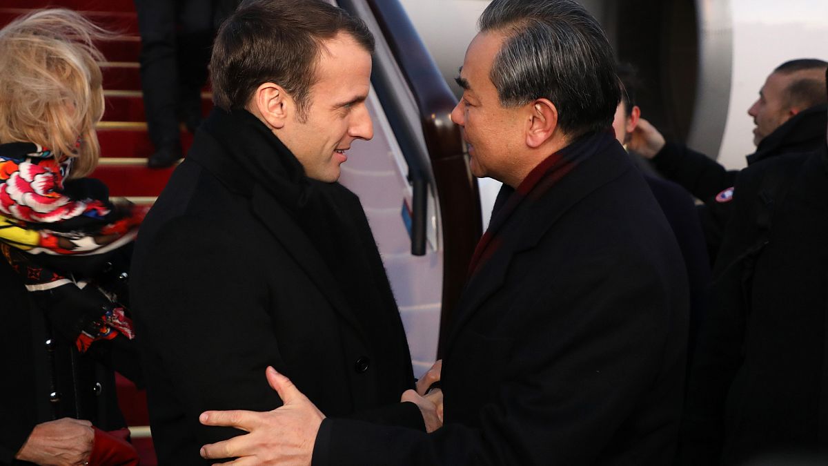 Fransa Cumhurbaşkanı Emmanuel Macron ve Çin Devlet Konseyi Üyesi Wang Yi 