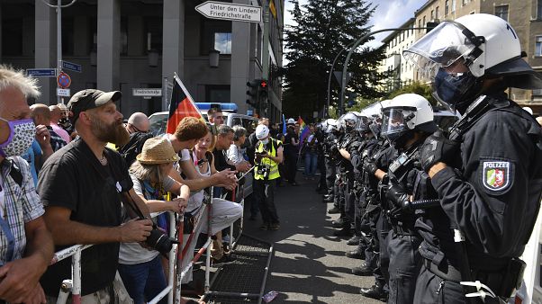 رویارویی پلیس با معترضان به محدودیت‌های کرونایی در برلین