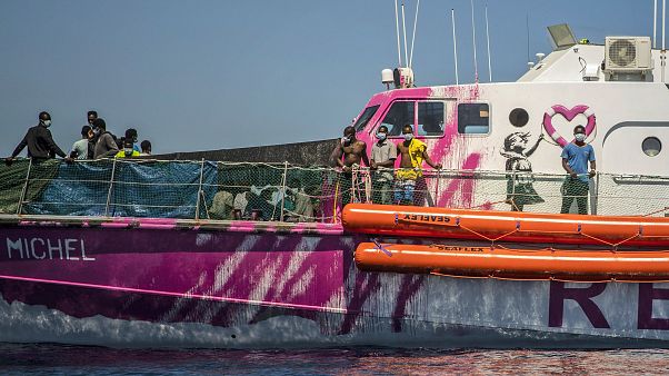 Banksy'nin satın aldığı kurtarma gemisi 219 mülteci ile yardım bekliyor. Banksy'nin satın aldığı kurtarma gemisi 219 mülteci ile yardım bekliyor.