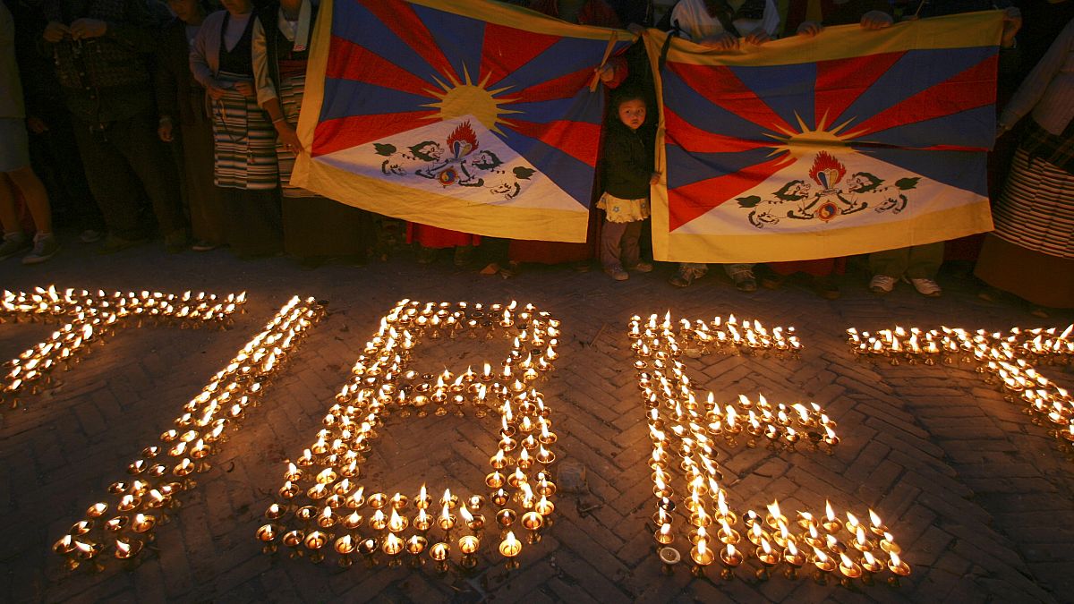 Tibet'in bağımsızlığı için mücadele eden sürgündeki aktivistler, mumlarla Tibet yazdı. // Nepal (arşiv)