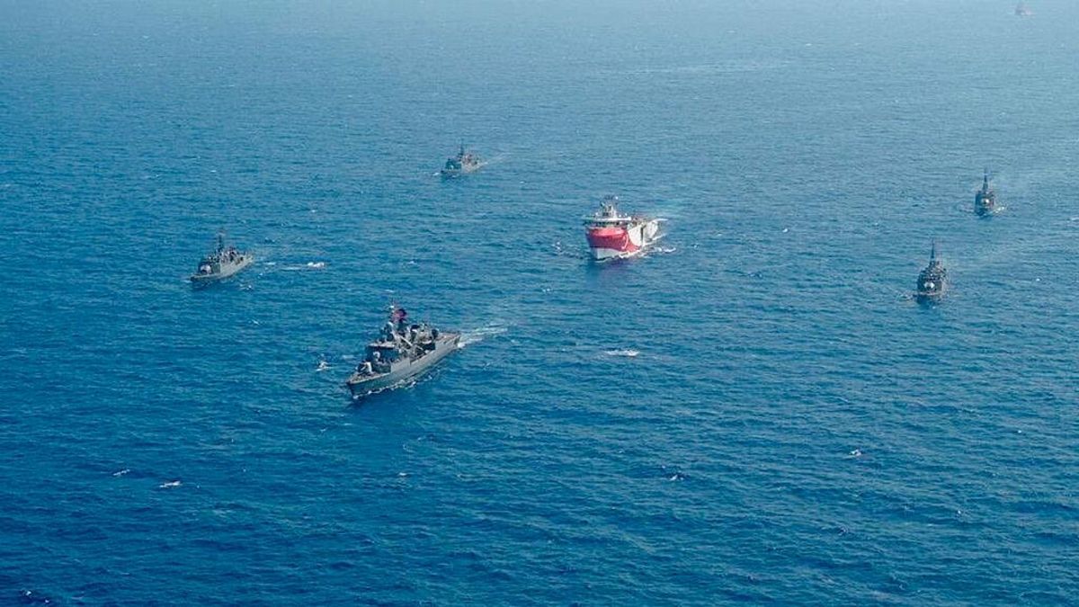 کشتی‌های نیروی دریایی ترکیه در کنار شناور «عروچ رئيس»