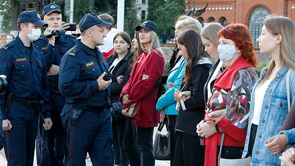 شرطة بيلاروس أثناء مظاهرة نسائية في مينسك شرطة بيلاروس أثناء مظاهرة نسائية في مينسك