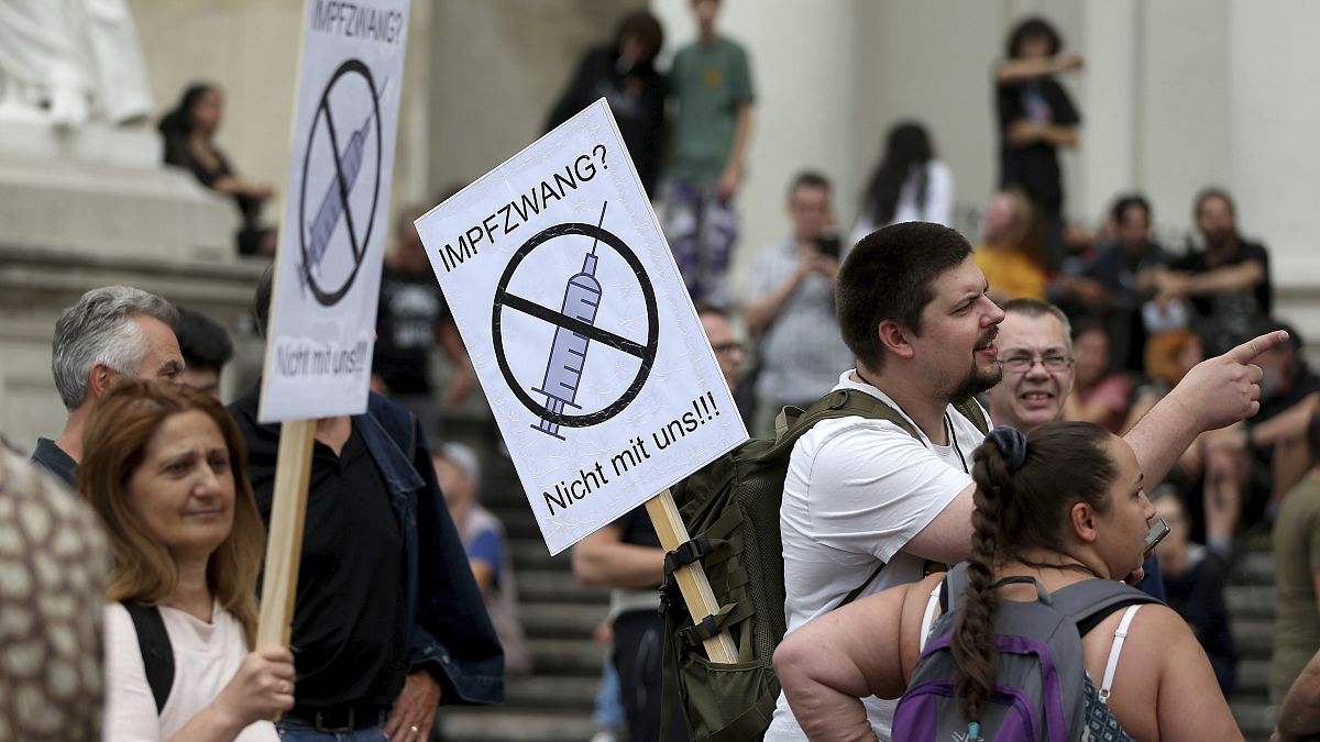 Un manifestante sostiene una pancarta que dice "Vacunación obligatoria, no con nosotros" en Viena, Austria, el 29 de agosto de 2020.