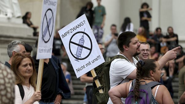 Un manifestante sostiene una pancarta que dice "Vacunación obligatoria, no con nosotros" en Viena, Austria, el 29 de agosto de 2020. Un manifestante sostiene una pancarta que dice "Vacunación obligatoria, no con nosotros" en Viena, Austria, el 29 de agosto de 2020.