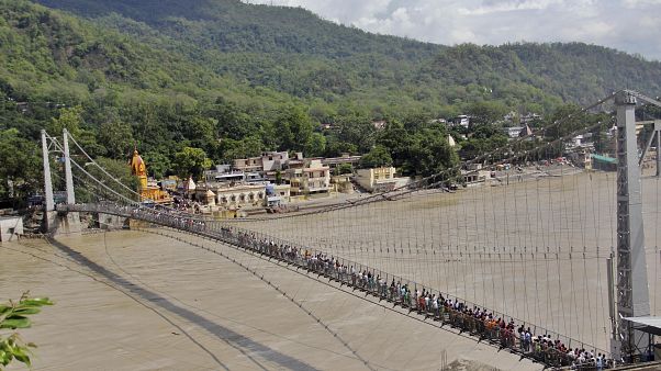 Bİr Fransız kadın, Hindistan'da kutsal kabul edilen Laxman Jhula köprüsünde çıplak video çektiği için 3 yıl hapis cezası ile yargılanacak. Bİr Fransız kadın, Hindistan'da kutsal kabul edilen Laxman Jhula köprüsünde çıplak video çektiği için 3 yıl hapis cezası ile yargılanacak.