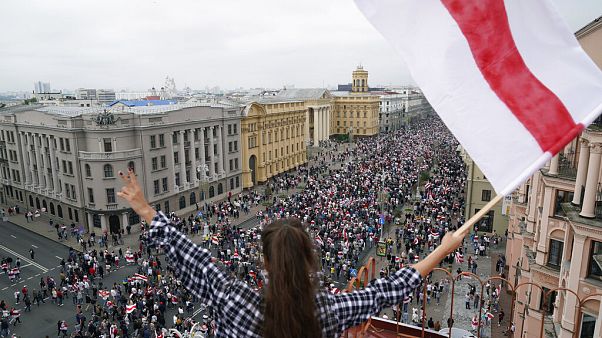 Belorusz tüntetések: nők virágokkal az erőszak ellen Belorusz tüntetések: nők virágokkal az erőszak ellen
