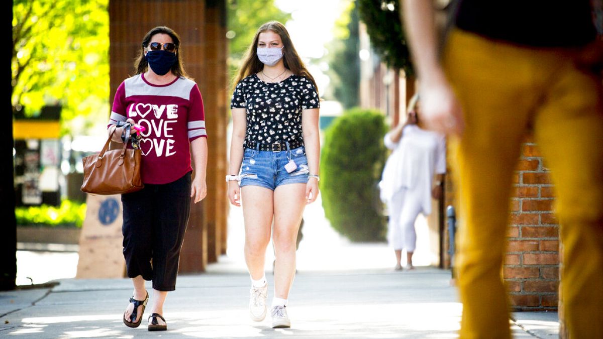 Πολίτες με μάσκες στις ΗΠΑ