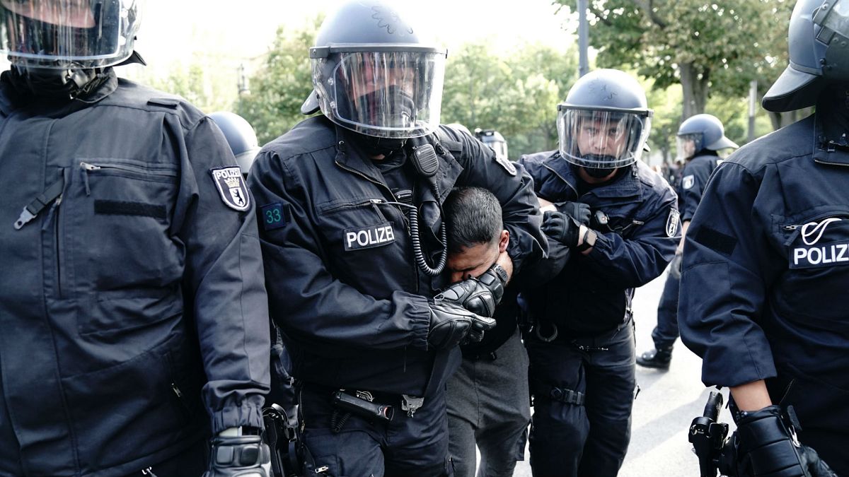 Almanya'nın başkenti Berlin'de maske karşıtı gösteride eylemciler, parlamento binasını basmak istedi