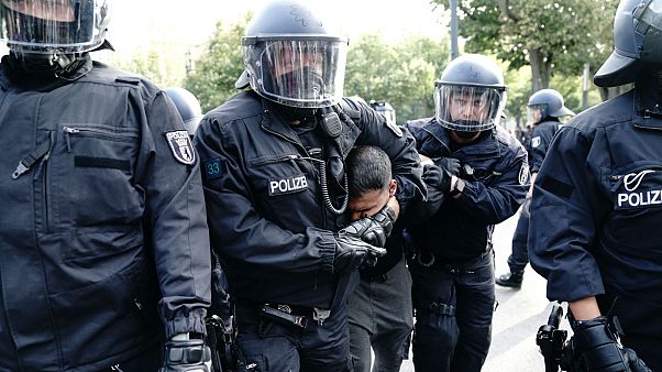 Almanya'nın başkenti Berlin'de maske karşıtı gösteride eylemciler, parlamento binasını basmak istedi Almanya'nın başkenti Berlin'de maske karşıtı gösteride eylemciler, parlamento binasını basmak istedi