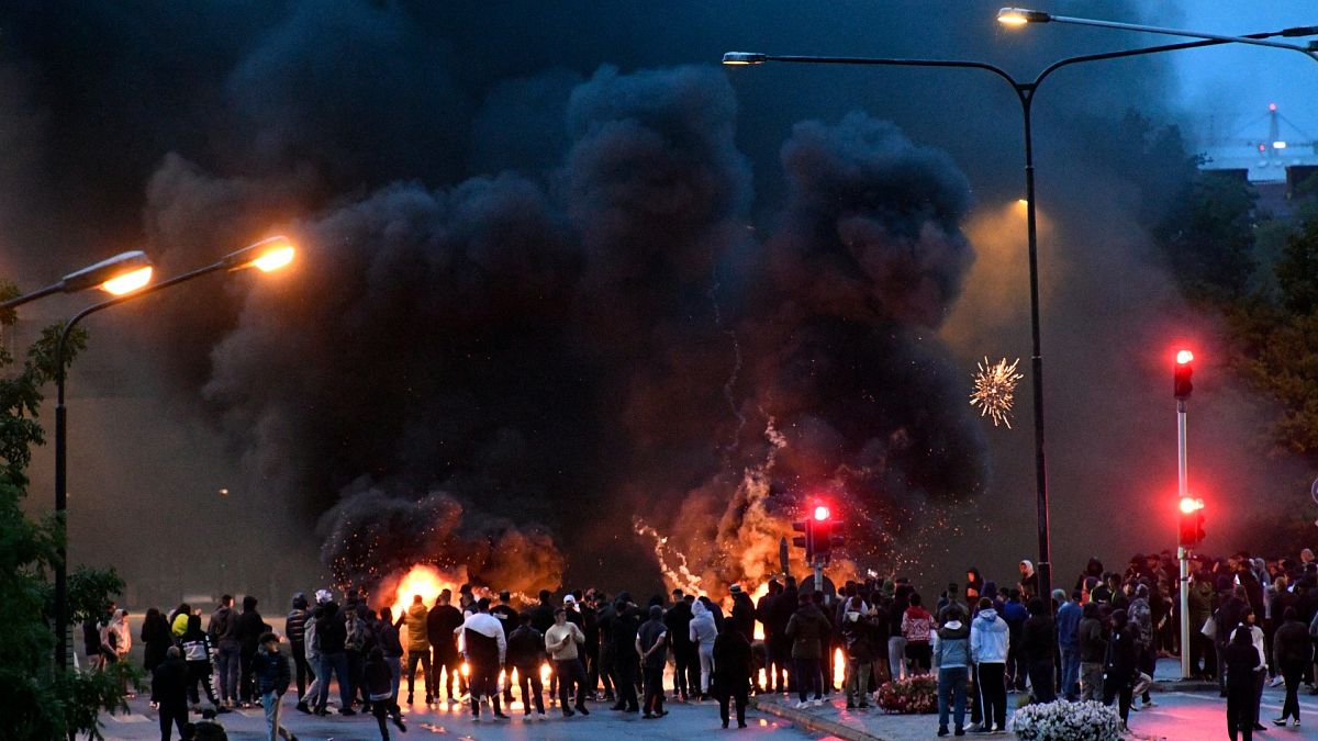 Des contre-manifestants brûlent des pneus et des palettes après que des manifestants d'extrême-droite ont brûlé des pages du Coran à Malmö en Suède, le 29 août 2020