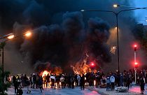 Des contre-manifestants brûlent des pneus et des palettes après que des manifestants d'extrême-droite ont brûlé des pages du Coran à Malmö en Suède, le 29 août 2020