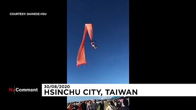 Tayvan'da uçurtmaya takılan 3 yaşındaki kız çocuğu metrelerce havaya uçtu