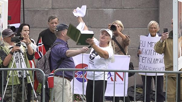 Norveç'te Sian üyeleri parlamento binası önünde Kur'an-ı Kerim'in sayfalarını yırttı Norveç'te Sian üyeleri parlamento binası önünde Kur'an-ı Kerim'in sayfalarını yırttı