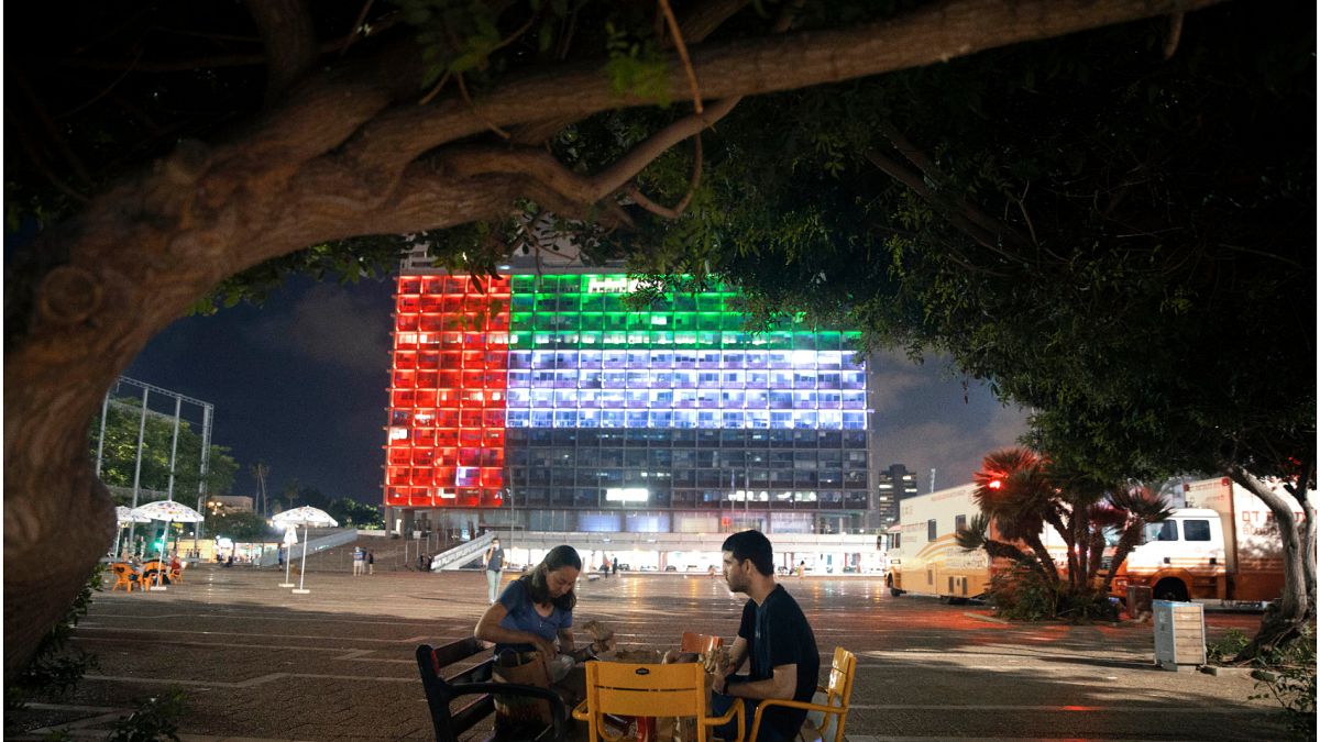 إضاءة مبنى بلدية تل أبيب بألوان العلم الإماراتي