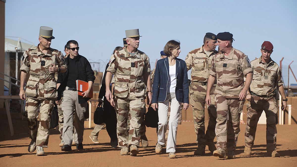 وزيرة الدفاع الفرنسية فلورنس بارلي ورئيس هيئة الأركان في الجيش الفرنسي يصلان إلى غاو في مالي. 27/11/2019