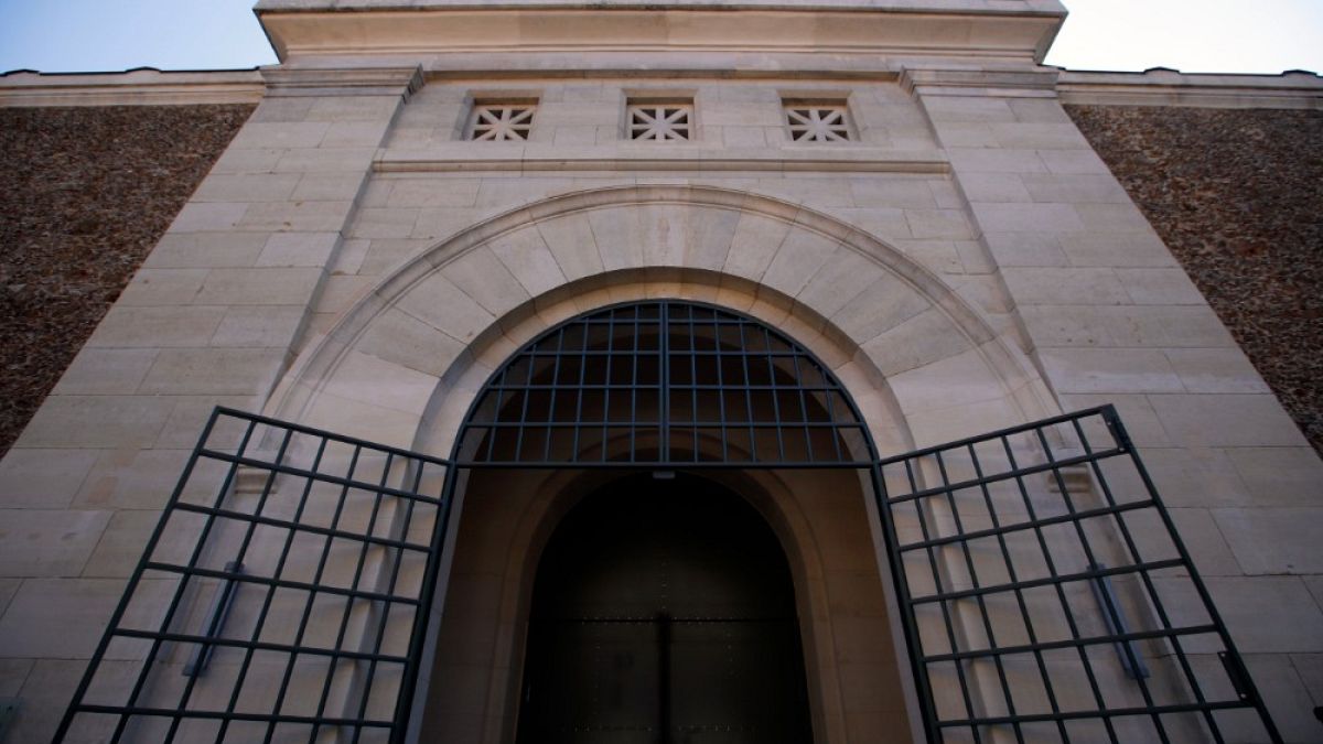 La prigione "La Santé" di Parigi, dove l'alto ufficiale è in detenzione provvisoria