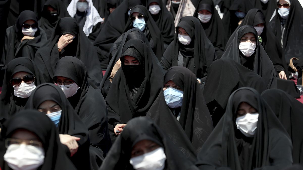 نساء يرتدين كمامات خلال حفل سنوي لإحياء ذكرى عاشوراء في شمال طهران، إيران.