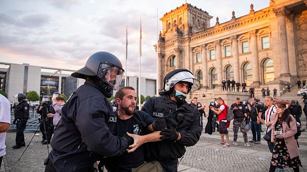 Agentes de policía alejan a una multitud de manifestantes de la plaza 'Platz der Republik' frente al edificio del Reichstag durante una manifestación, el sábado 29 de agosto. Agentes de policía alejan a una multitud de manifestantes de la plaza 'Platz der Republik' frente al edificio del Reichstag durante una manifestación, el sábado 29 de agosto.