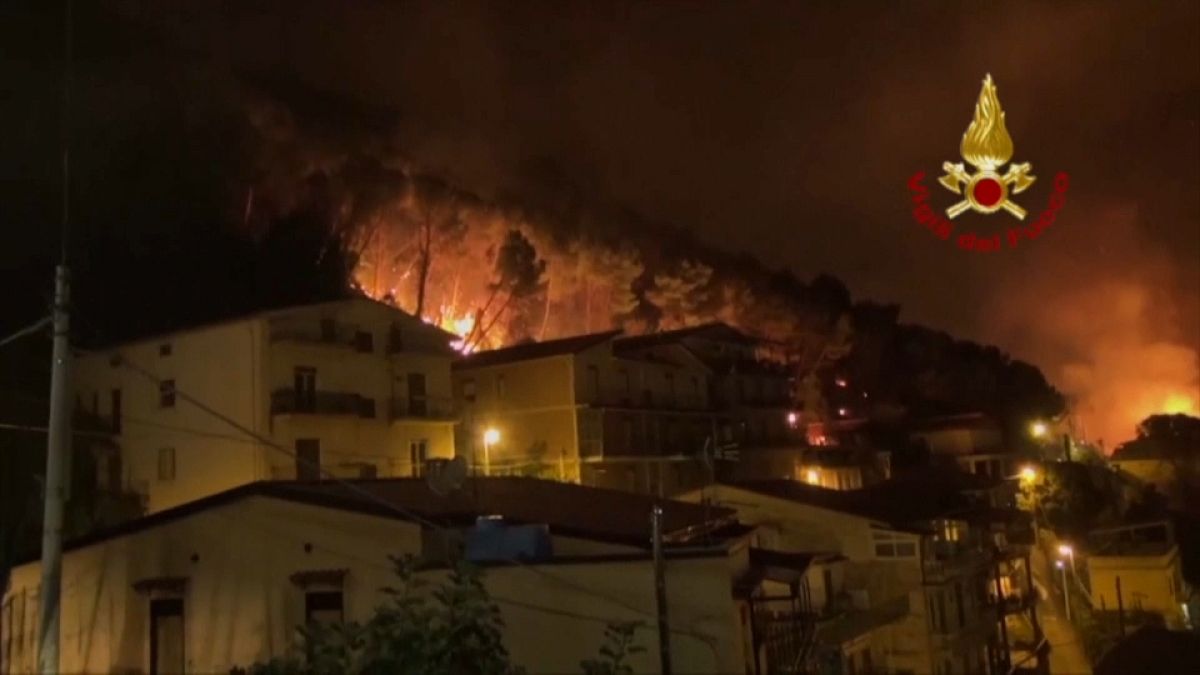 Le fiamme dell'incendio scoppiato ad Altofonte, Palermo