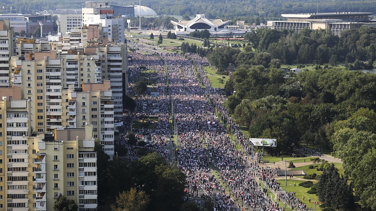 Колонна протестующих на пути к площади Независимости в Минске 30 августа 2020