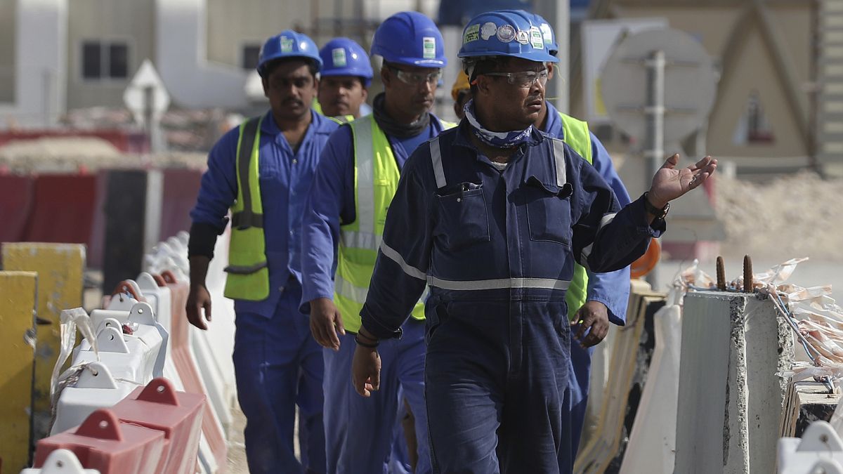 عمال في قطر يعملون في إستاد لوسيل في كانون الثاني/ديسمبر 2020