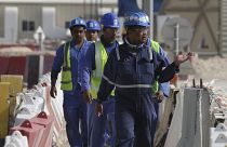 عمال في قطر يعملون في إستاد لوسيل في كانون الثاني/ديسمبر 2020