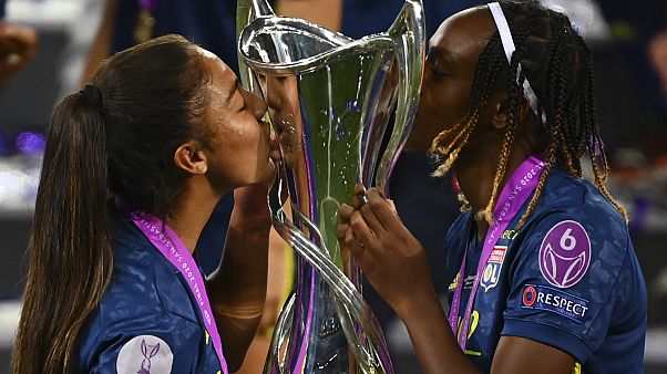 Las jugadoras del Lyon posan con el trofeo después de ganar la final de la Liga de Campeones Femenina en el estadio Anoeta de San Sebastián, España. Las jugadoras del Lyon posan con el trofeo después de ganar la final de la Liga de Campeones Femenina en el estadio Anoeta de San Sebastián, España.