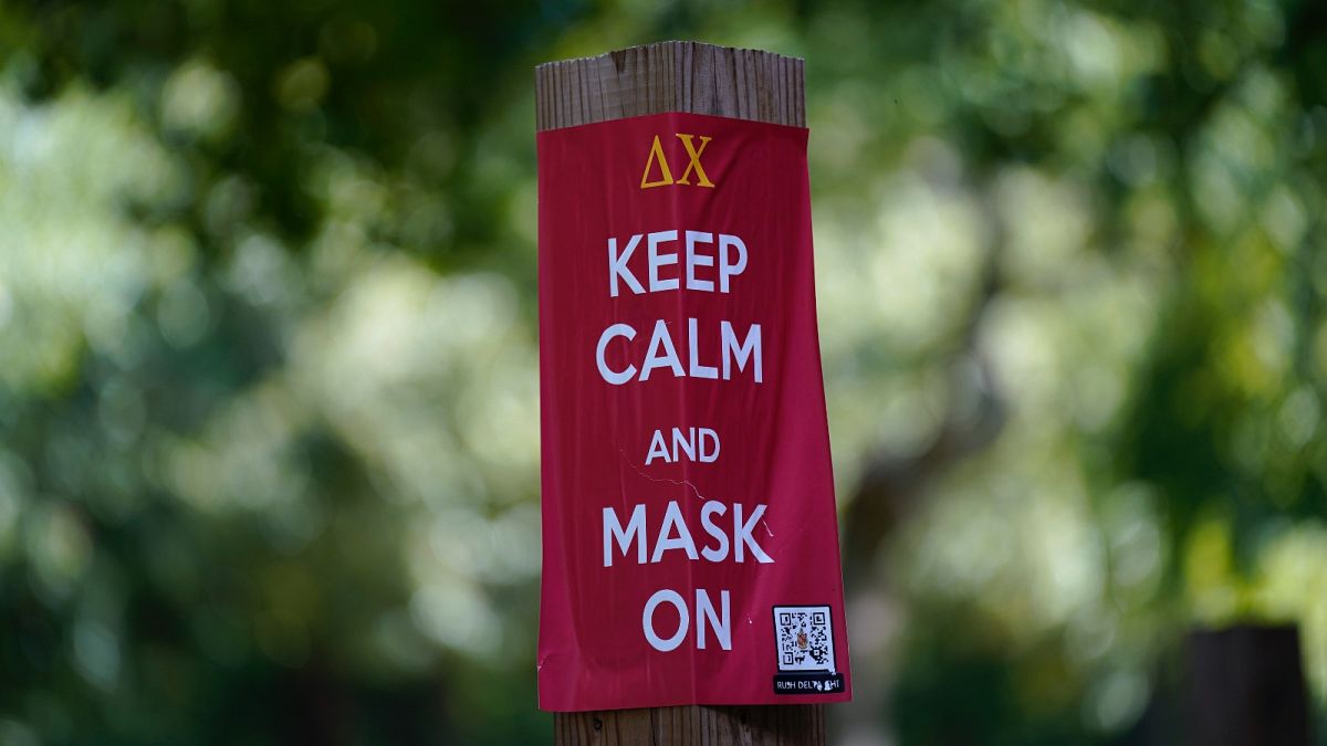 „Maradj nyugodt, és viselj maszkot!” – üzenet az Észak-Karolinai Egyetemen