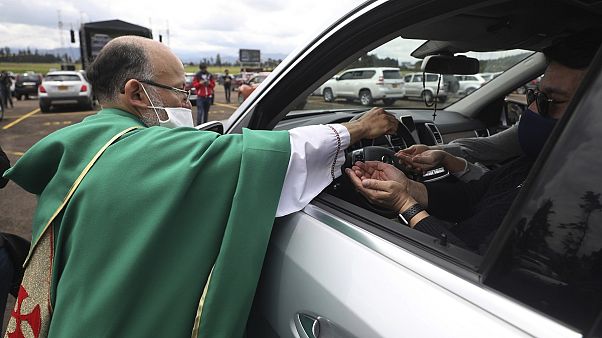 La messe en "drive-in" à Bogota La messe en "drive-in" à Bogota