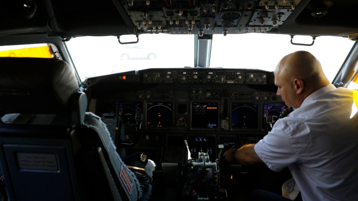 أحد أفراد طاقم الطائرة الإسرائيلية التي ستقل وفدا إسرائيليا وأمريكيا إلى أبو ظبي - تل أبيب 2020/08/31
