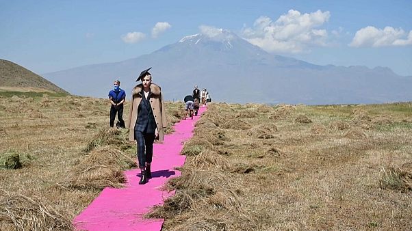 Ağrı Dağı'nda moda defilesi Ağrı Dağı'nda moda defilesi